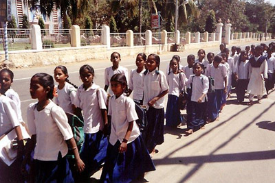 школьницы в Путтапарти