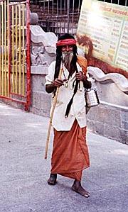 Индийский монах в храме в Индии