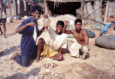 индийские рыбаки хвастаюцца уловом